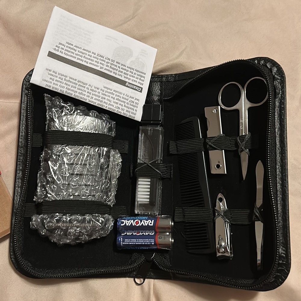 New in the box men’s weekend shaving set - Picture 3 of 4